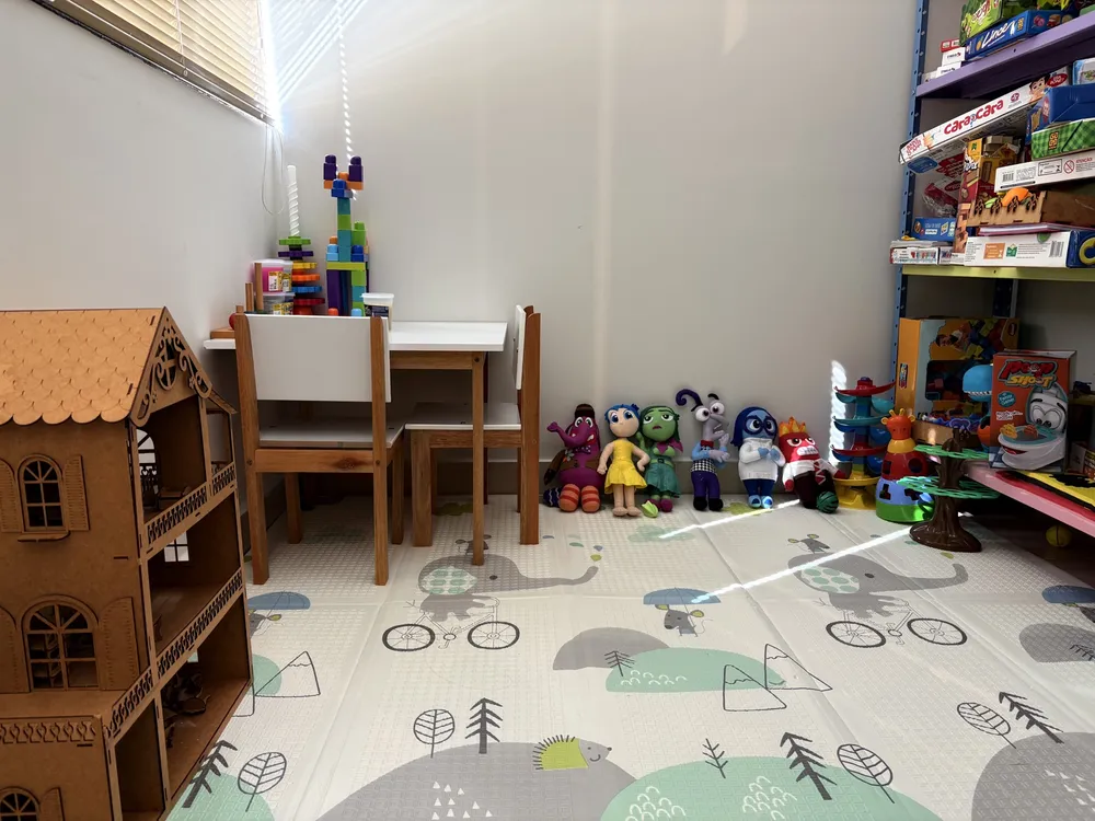 Sala infantil da Clínica NiedH com brinquedos e recursos lúdicos